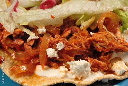 tostada de tinga de pollo con queso y crema