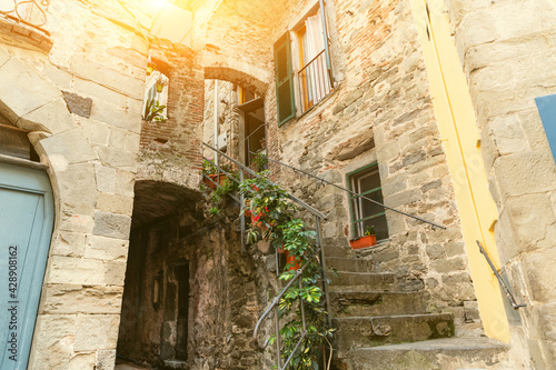 Fototapeta Naklejka Na Ścianę i Meble -  Fascinating glimpses of the alleys of Corniglia. Narrow stone streets and charming atmosphere of the Cinque Terre i Ligura, Italy. Famous travel destinations.