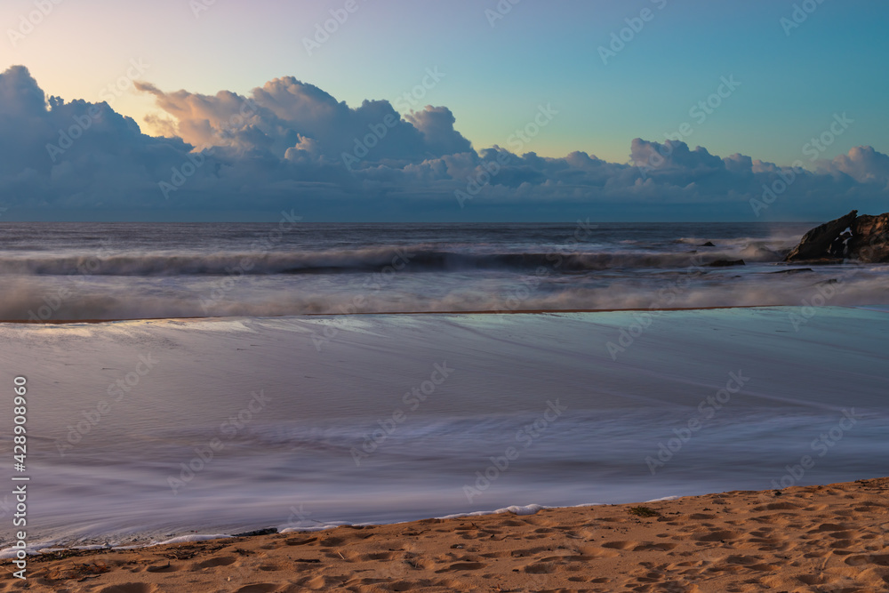 Fototapeta premium Sunrise at the seaside with low cloud bank
