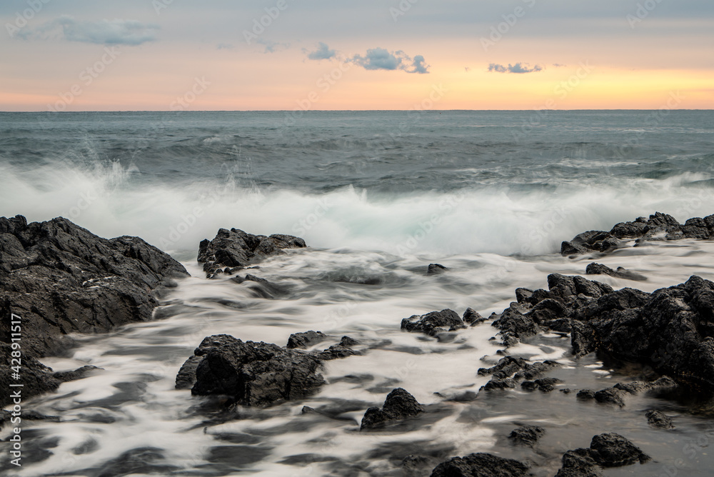 Fototapeta premium 雄武町日の出岬の海岸の風景