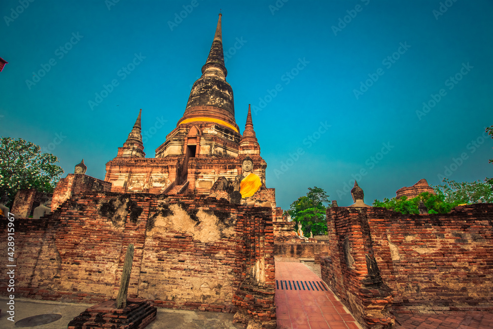 Background of old Buddha statues in Thai religious attractions in Ayutthaya Province, allowing tourists to study their history and take public photos.