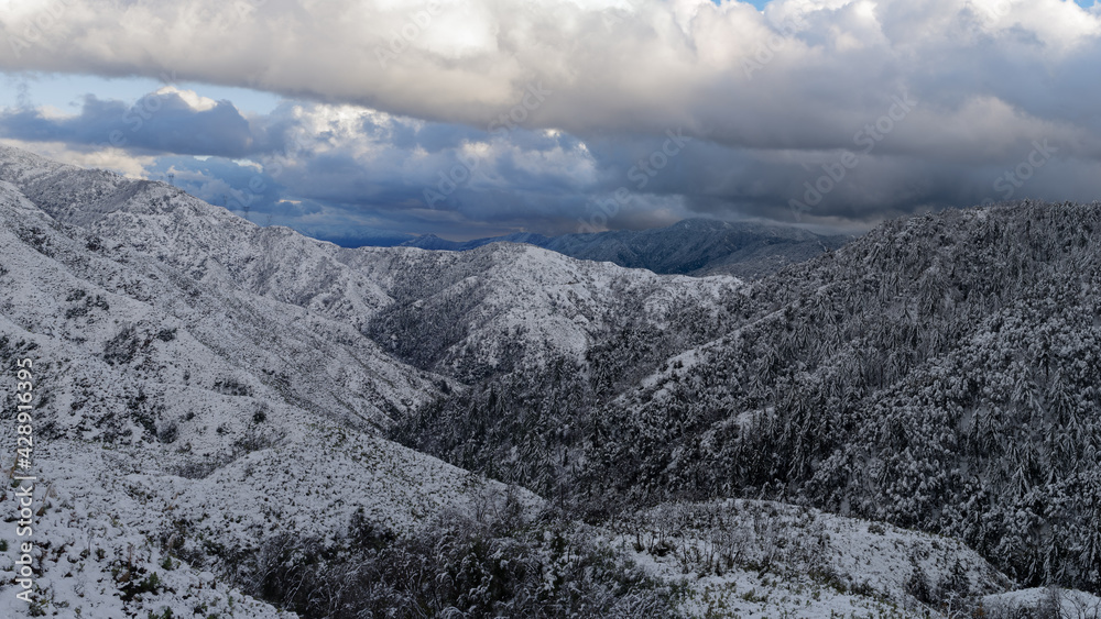 Obraz premium Image of the San Gabriel Mountains north of Los Angeles, California, shown after a snowfall.