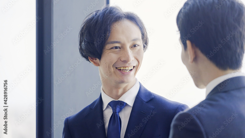 打ち合わせをするビジネスマン