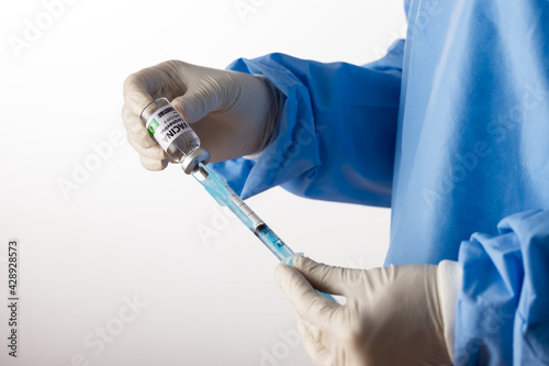 Ampola com vacina sendo manipulada