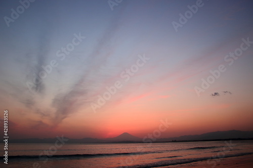 夕暮れの富士山（藤沢市江の島付近から相模湾を挟んで臨む） © nawakesa