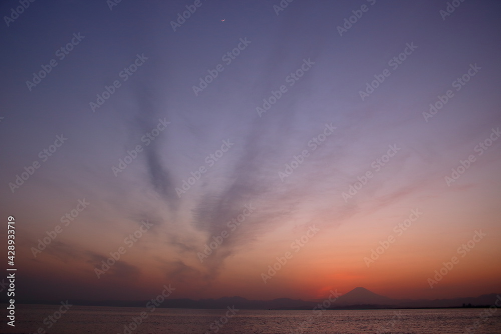 夕暮れの富士山（藤沢市江の島付近から相模湾を挟んで臨む）