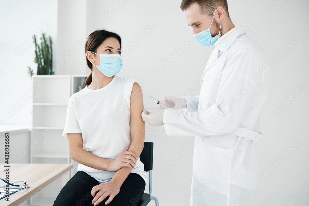 Obraz premium patient in hospital being injected against covid-19 vaccination epidemic 