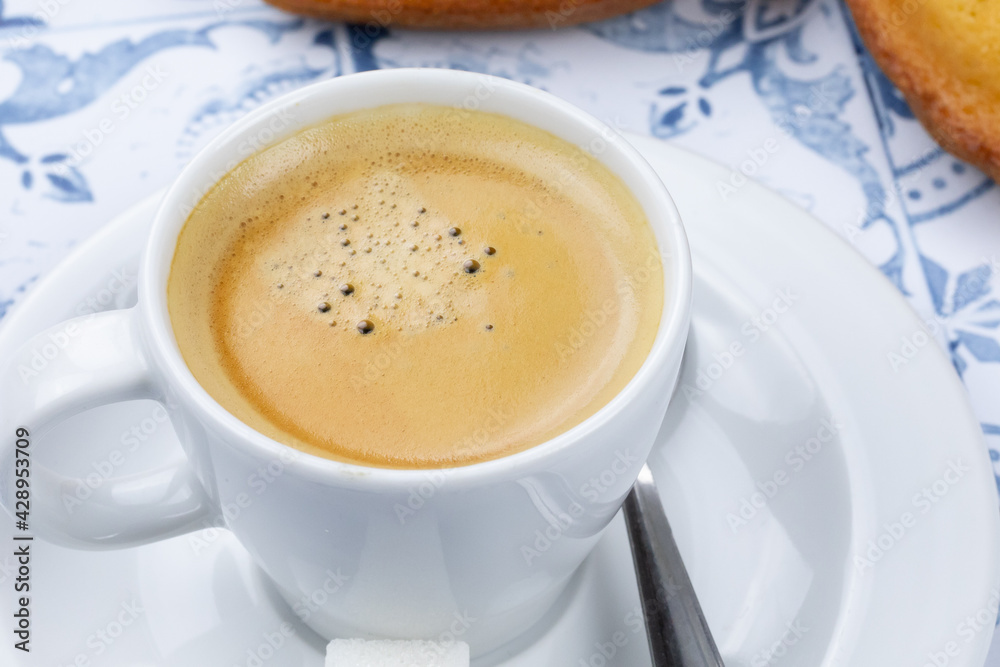tasse de café et madeleines sur une table tasse de café et madeleines sur une table