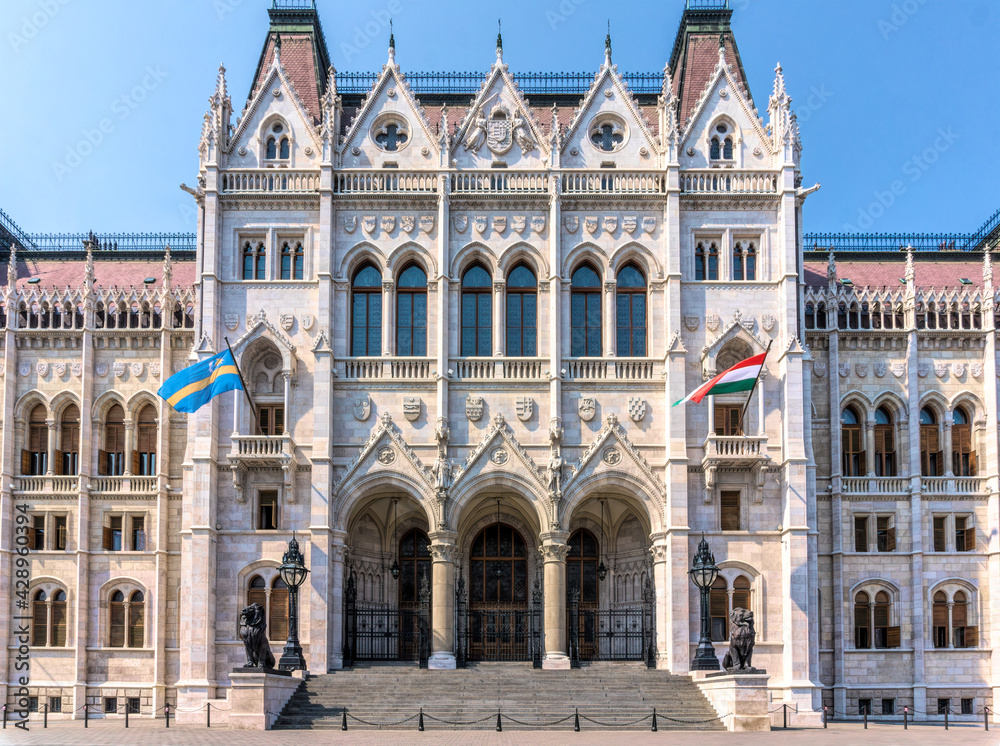 Fototapeta premium Budapest, Hungary - August 31, 2019: majestic facade of the Hungarian Parliament building, built in the neo-Gothic style. Famous state building and most popular tourist attraction in Budapest