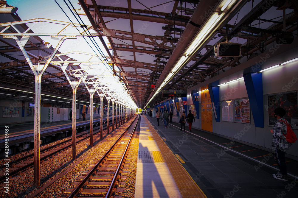 Obraz premium Train station in the evening 