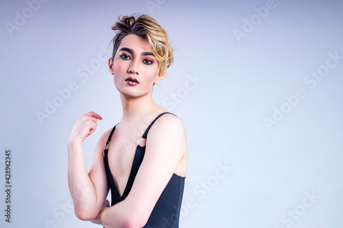 Fotografía asian man with luxurious blonde hair and gorgeous make-up in white wall studio b
