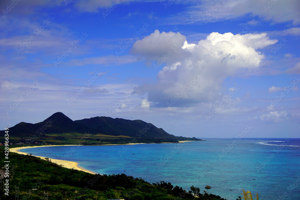 日本の沖縄石垣島の玉取崎展望台から眺める珊瑚礁が広がる透明な海の南国らしい風景