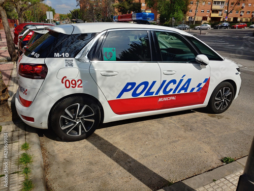 auto samochód policja hiszpania parking biały
