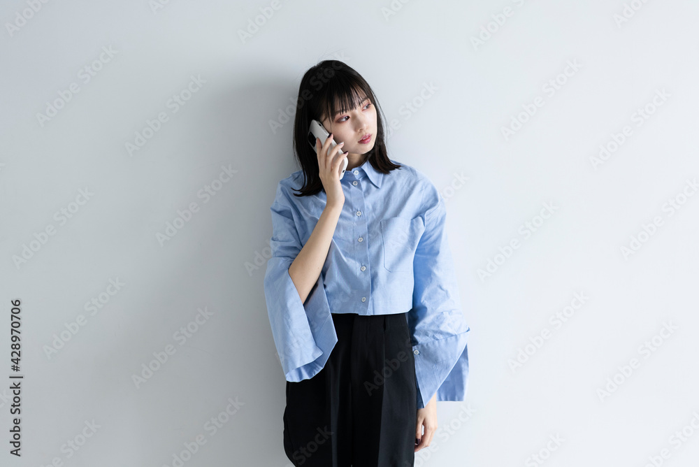 携帯電話を使う女性