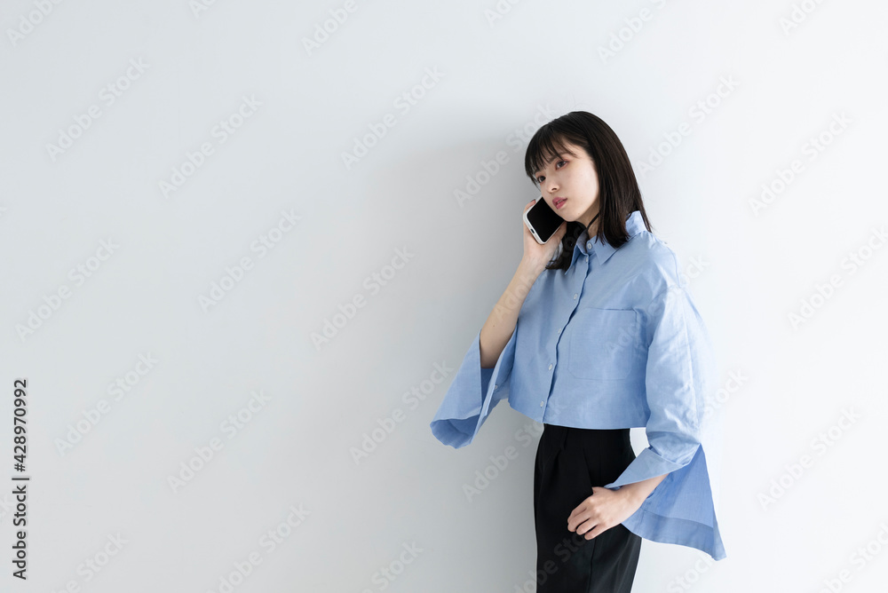 携帯電話を使う女性 携帯電話を使う女性