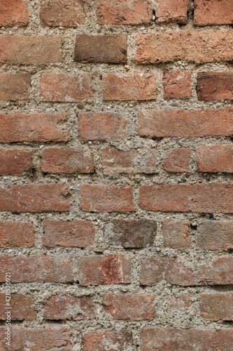 Hochformat einer alten Mauer aus Ziegelsteinen (Textur / Hintergrund / Deko)