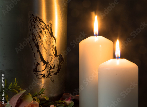 Konstfotografi Mortuary urn with burning candles and flowers against dark background