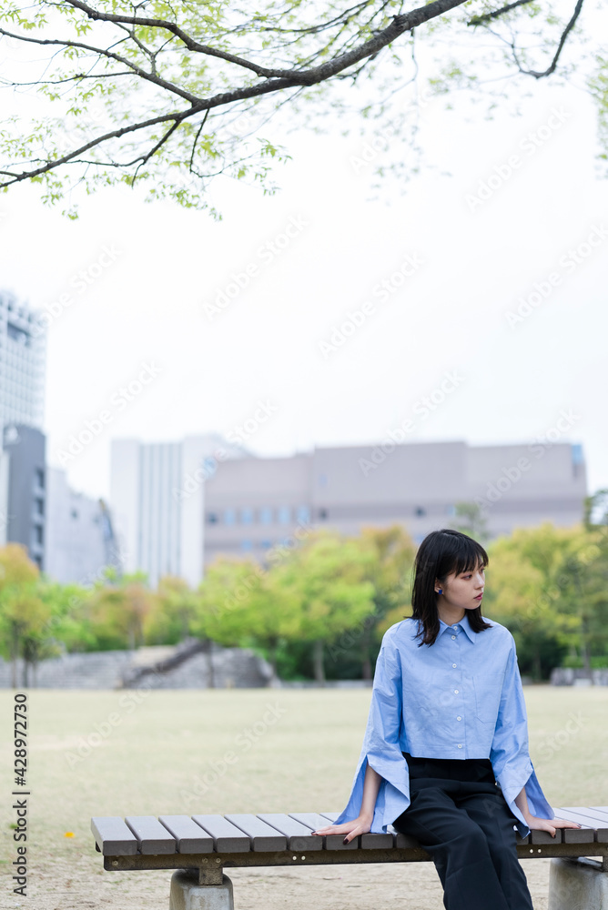 街の公園にいる女性