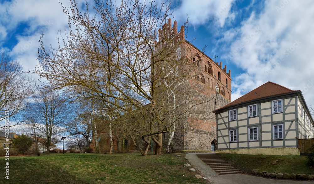 Historisches Bauensemble: denkmalgeschützte Stadtpfarrkirche St. Marien und ehemalige Schule in Angermünde, Blick von Nordwesten (Panorama aus 6 Einzelbildern)