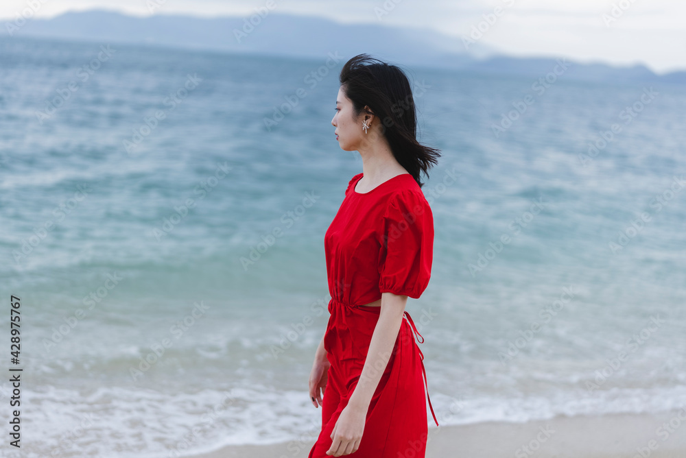 海岸にいる女性 海岸にいる女性