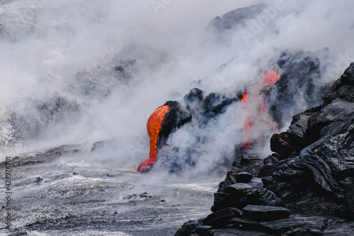 Lava fließt aus dem Kilauea Vulkan ins Meer auf Big Island