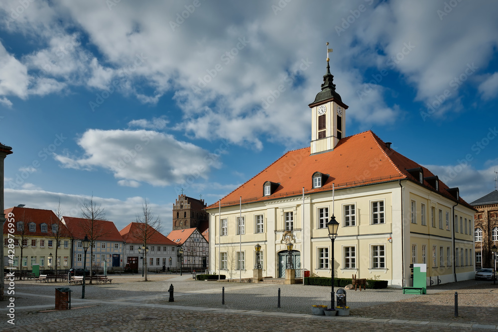 Obraz premium Denkmalgeschützter Marktplatz mit dem historisches Rathaus in der Altstadt von Angermünde. Im Hintergrund die Stadtpfarrkirche St. Marien