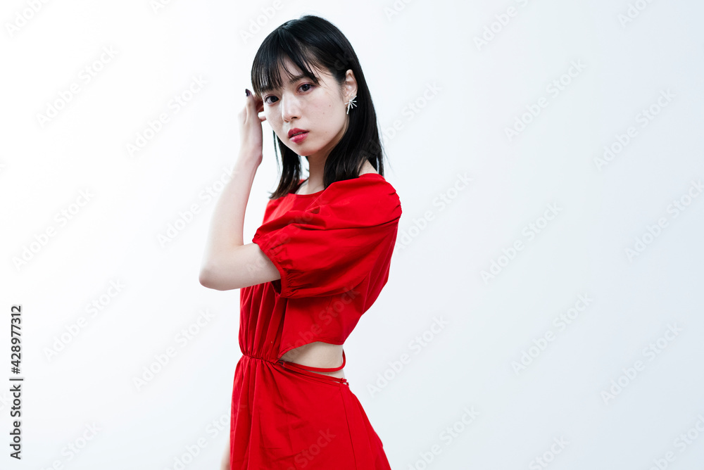 赤いワンピースの女性 赤いワンピースの女性
