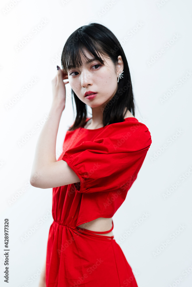 赤いワンピースの女性