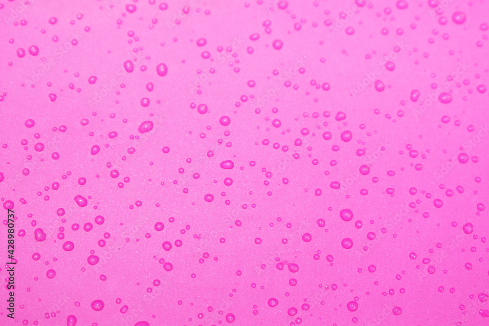 Rosa Papier Oberfläche mit Wassertropfen als Hintergrund Rosa Papier Oberfläche mit Wassertropfen als Hintergrund