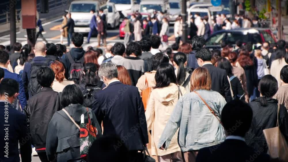 マスクをして出勤する日本人ビジネスマン マスクをして出勤する日本人ビジネスマン