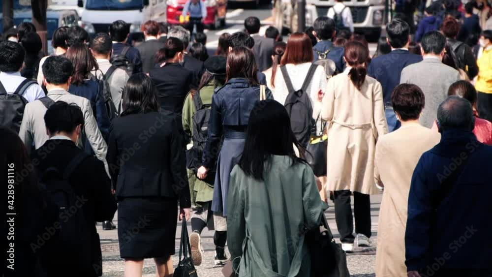 マスクをして出勤する日本人ビジネスマン マスクをして出勤する日本人ビジネスマン