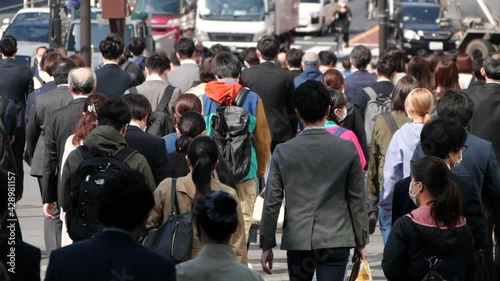 Wallpaper Mural マスクをして出勤する日本人ビジネスマン Torontodigital.ca