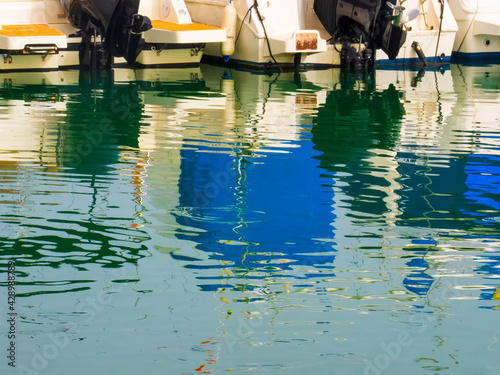 Reflejos en el agua del puerto de la embarcaciones de recreo 