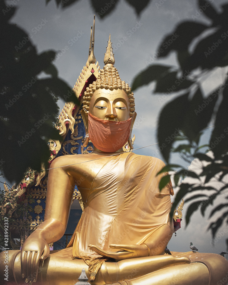 Obraz premium Buddha images and masks in the COVID situation