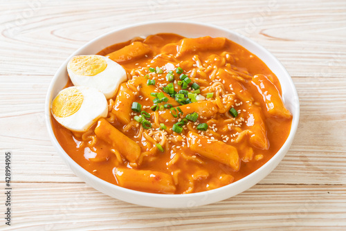 Korean instant noodle and Tteokbokki in Korean spicy sauce - Rabokki