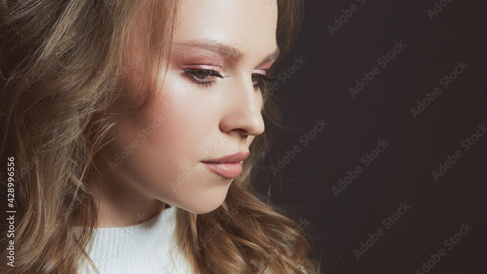 Obraz premium Portrait of beautiful woman model with fresh daily makeup and romantic wavy hairstyle