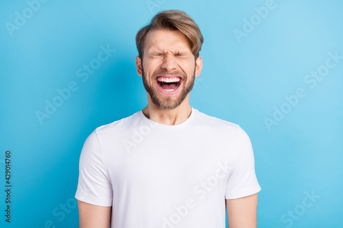 Fotografia Photo portrait of young man in casual t-shirt laughing with opened mouth isolate