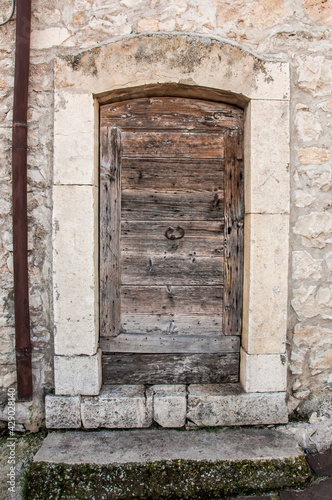 Old wooden italian door in a small village in Abruzzo © Enrico Della Pietra