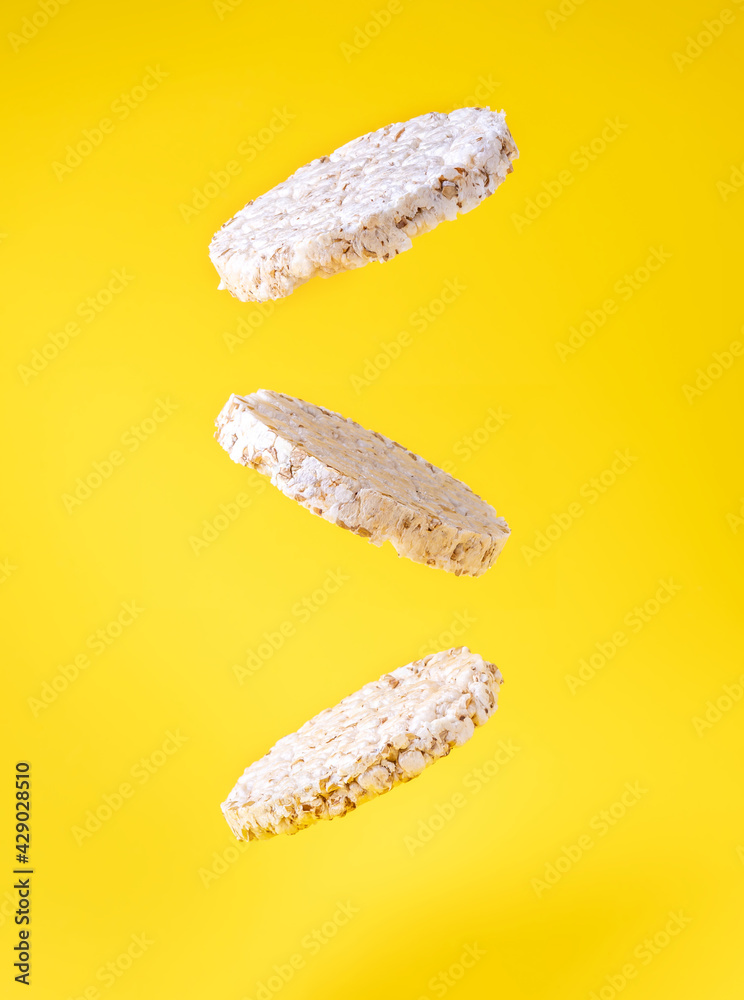 Obraz premium a multi-grain cracker falls on a yellow background