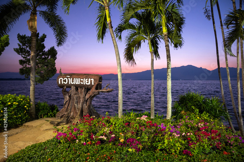 Beautiful sunset in the evening at Kwan phayao Phayao province, Thailand. (Publie Domain.) photo