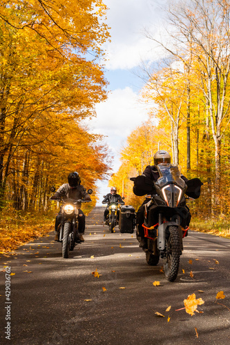 Obraz na płótnie Group of friends riding motorcycles in the fall in Canada w salonie