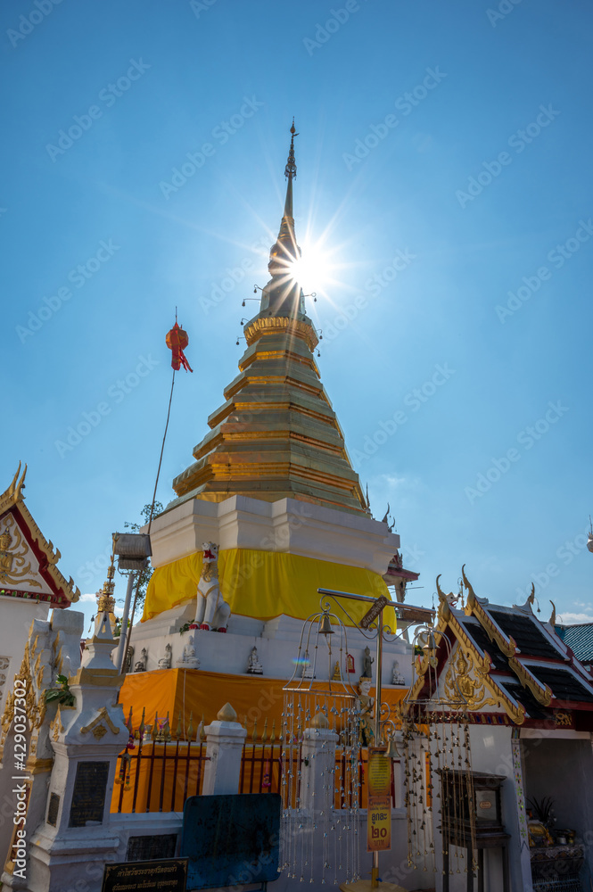 Beautiful northern Thai temple Wat Si Don Kham in Long District, Phrae Provice, Thailand (Publie Domain.)