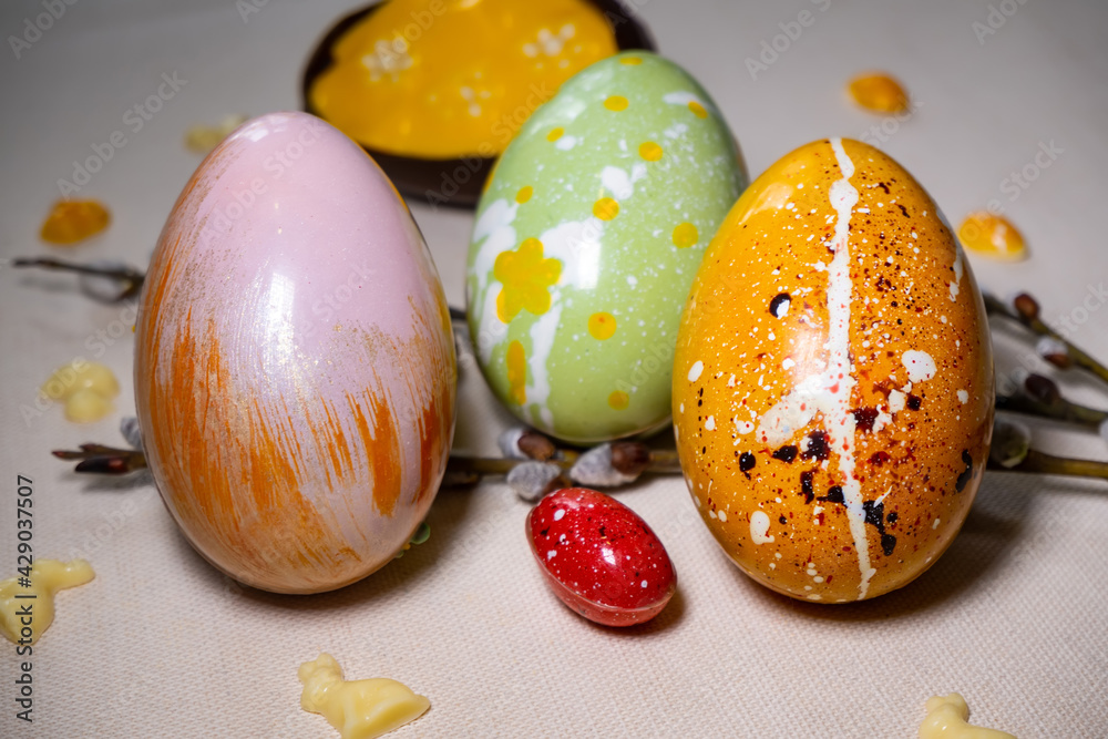 Obraz premium Easter eggs with chocolate with a surprise inside