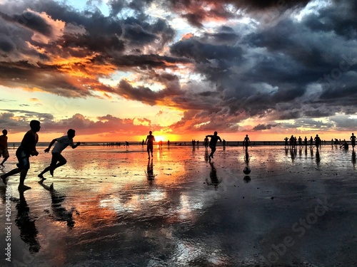sunset at the beach © Carlos