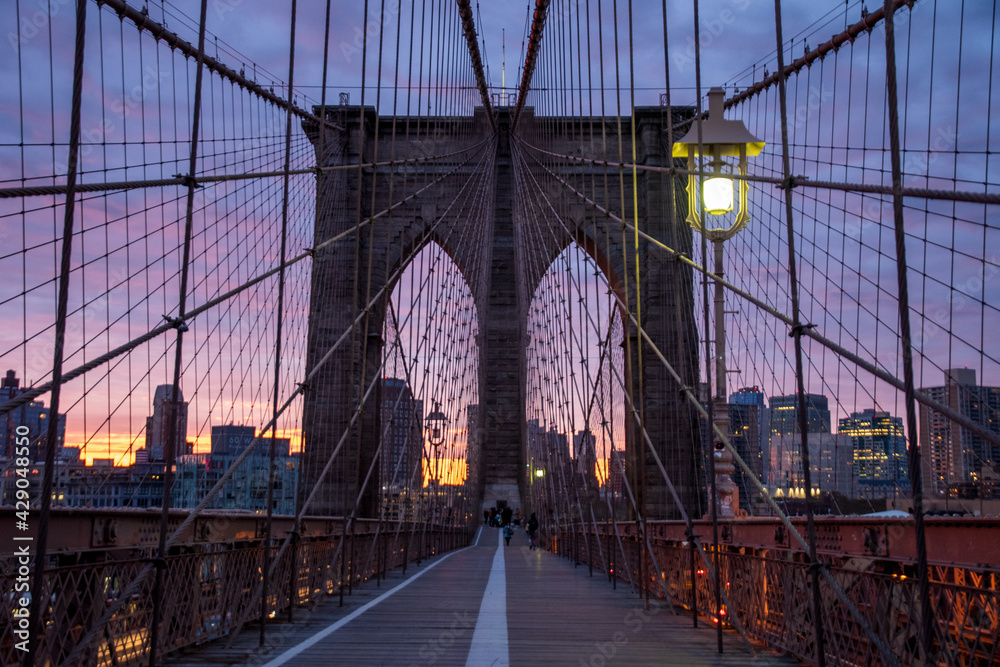 Obraz premium The Brooklyn Bridge at Sunrise