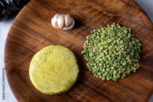Tableau sur toile vegan and vegetarian pea burger with raw peas scallion garlic purple onion peppe