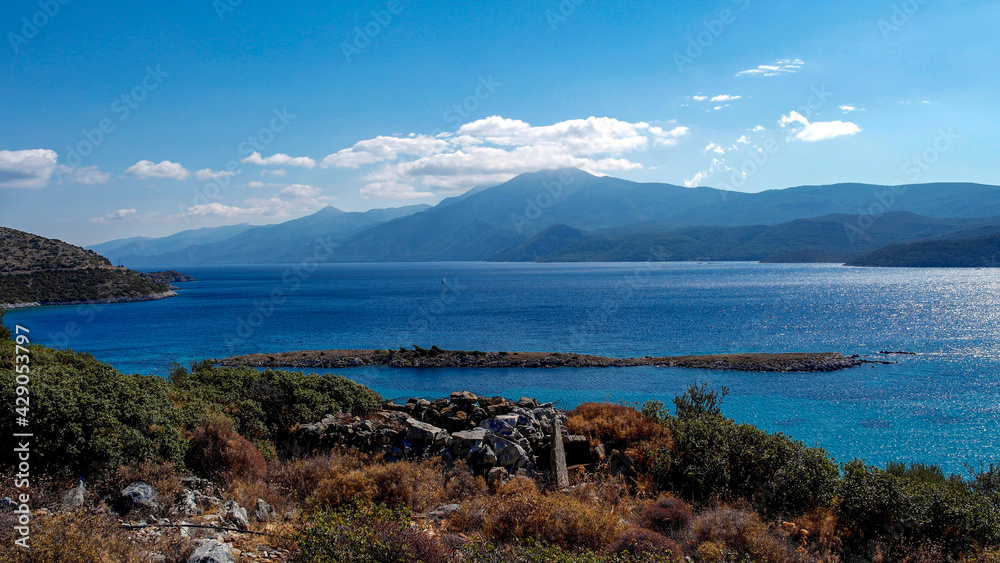Blick von der Insel Samos auf die türkische Küstenlinie