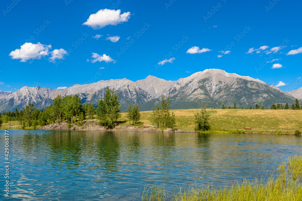 Fototapeta premium Majestic mountain lake in Canada.