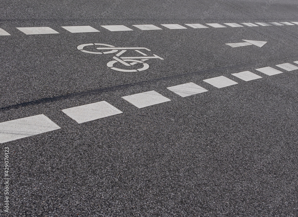 Obraz premium Straßenmarkierung Fahrradweg