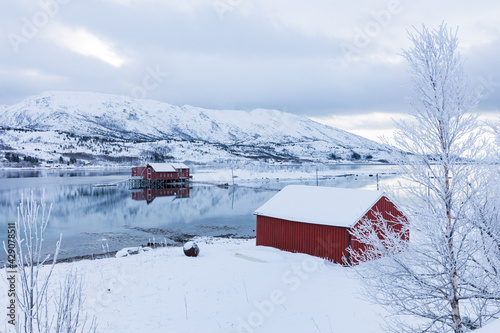 Fischerhütte an einem See in Norwegen